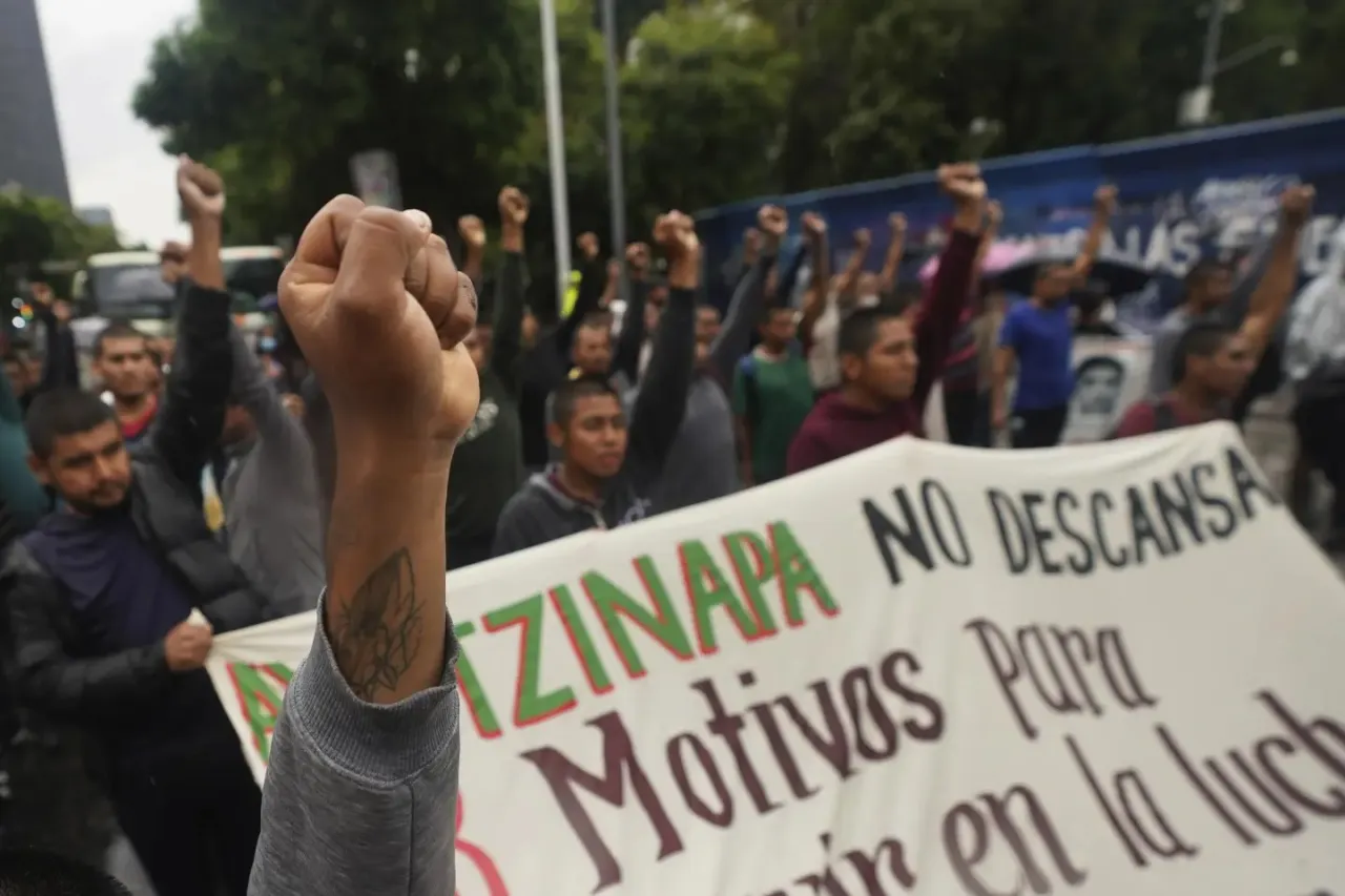 Se reúne AMLO con padres de los 43 normalistas de Ayotzinapa