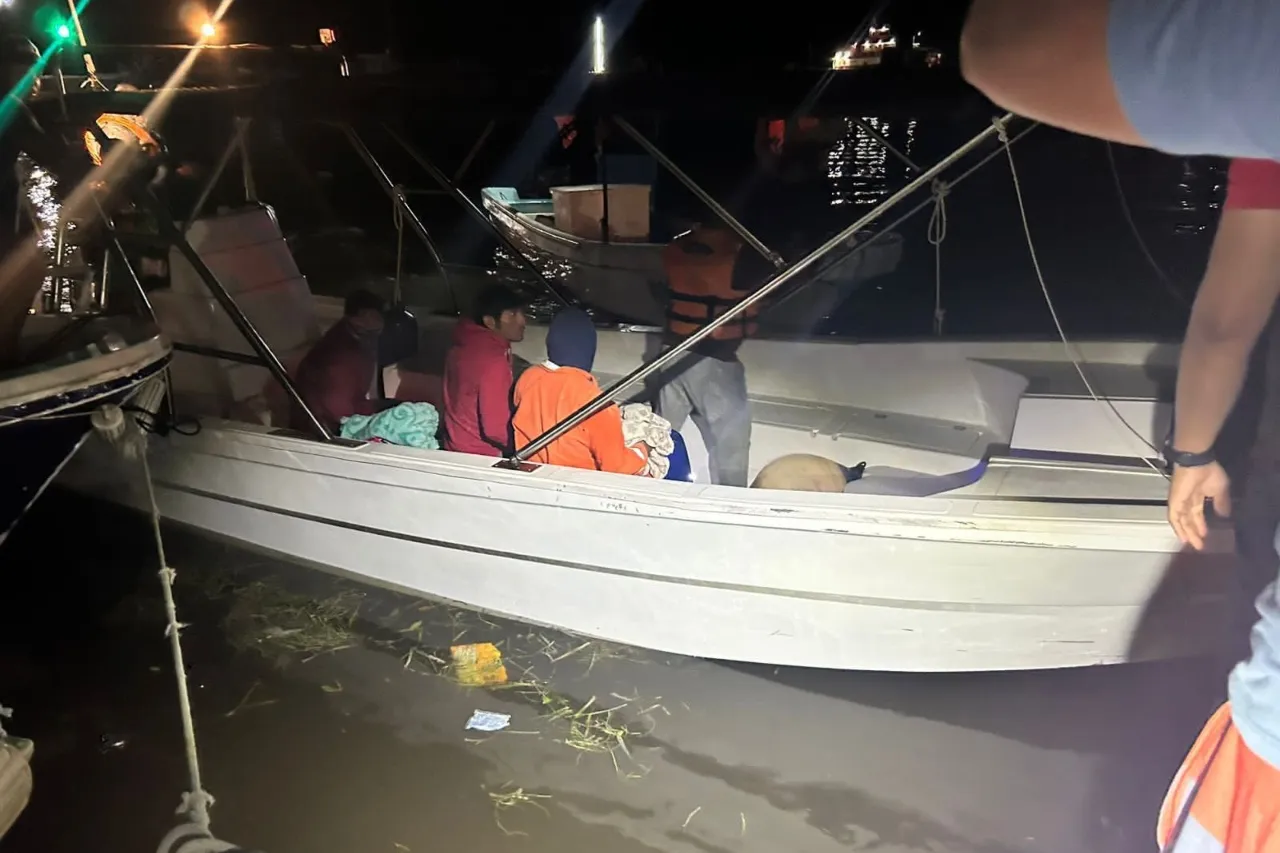 Quintana Roo: Rescatan a 4 pescadores extraviados en altamar