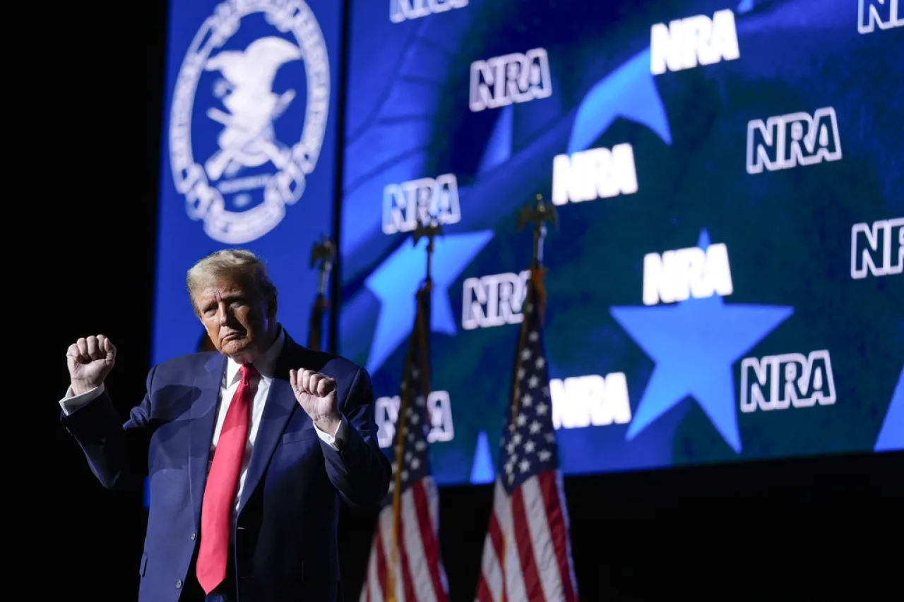 Nadie pondrá un dedo sobre sus armas: Trump a NRA de regresar a la Casa Blanca