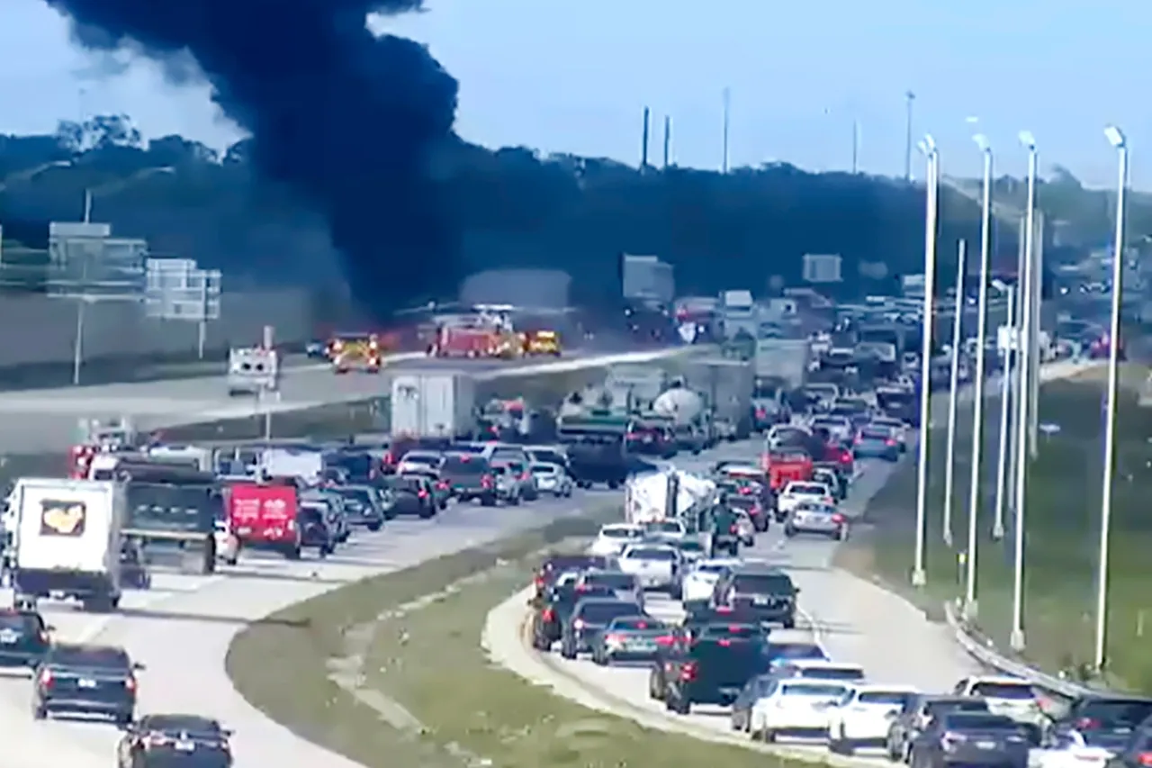 Jet intenta aterrizar de emergencia en carretera de Florida; hay 2 muertos