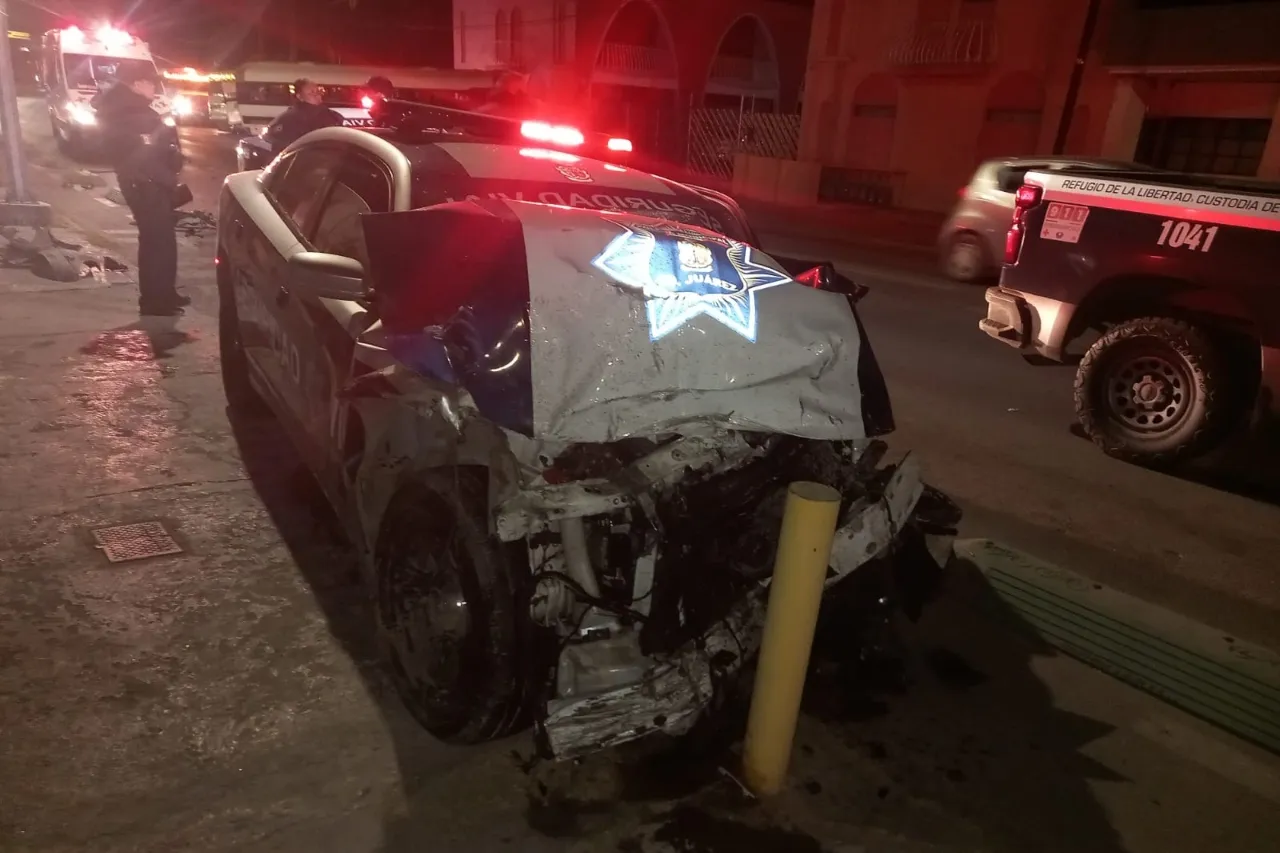 Juárez: Reportan delicada a agente vial que chocó en persecución
