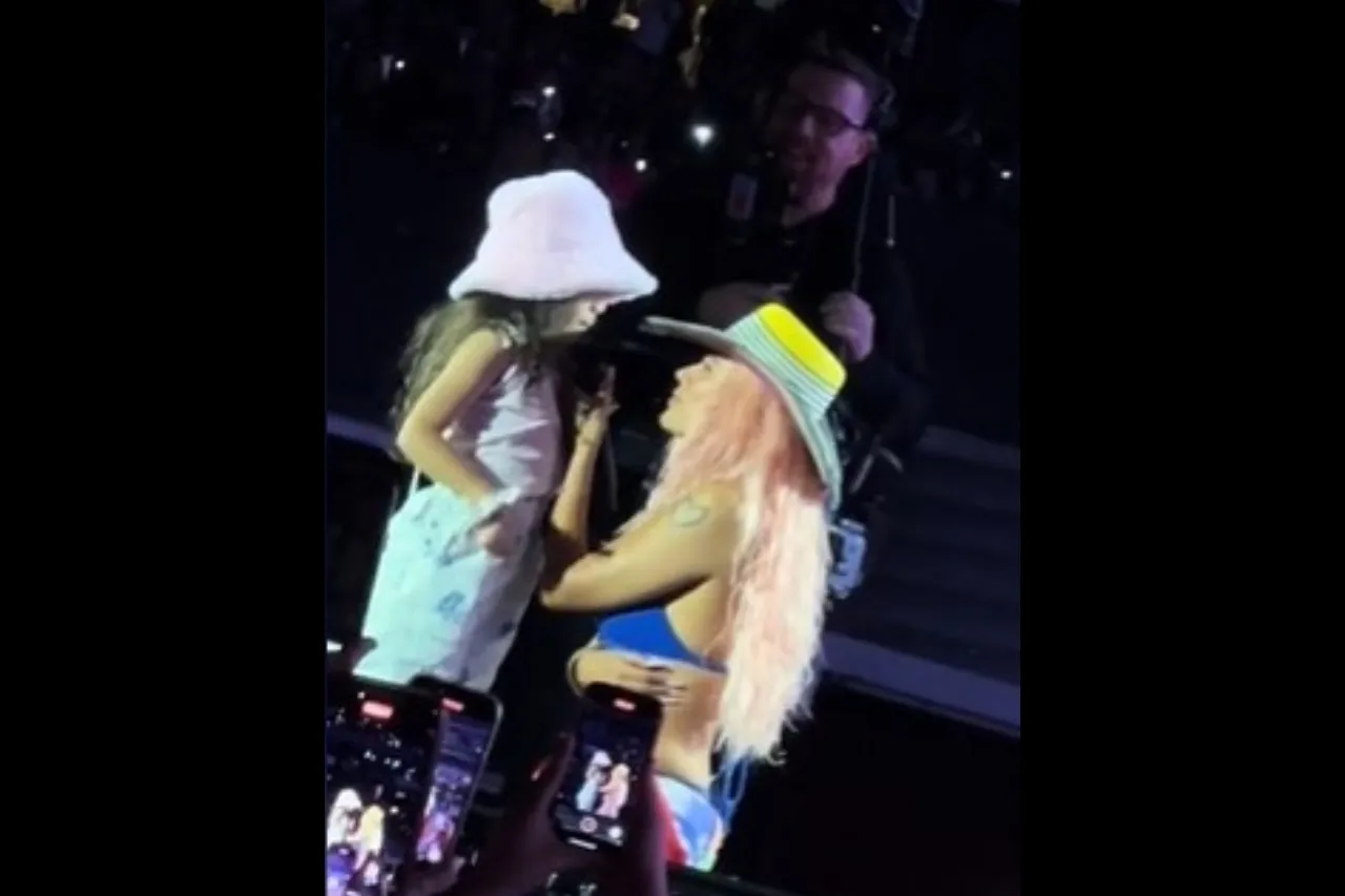 Video: Karol G sube a niña a cantar en el Estadio Azteca
