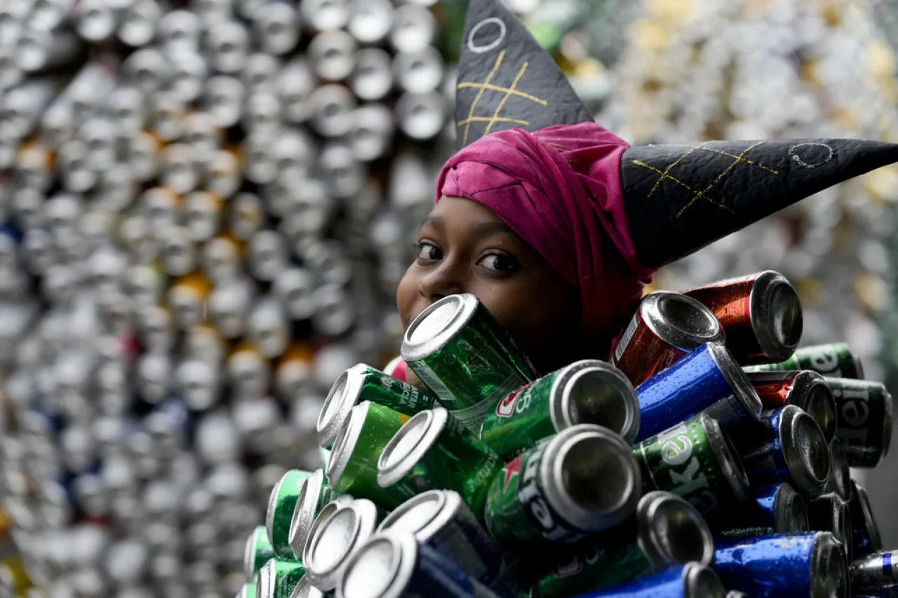 La fiesta callejera de las latas de aluminio en Brasil trae alegría