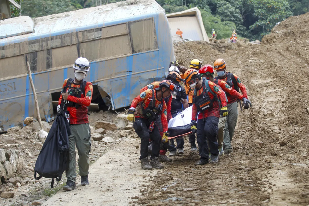 Filipinas confirma 54 muertos por deslizamiento en aldea minera