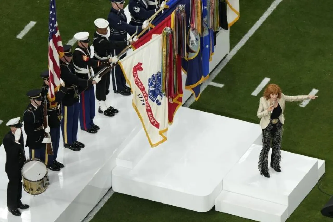 Canta Reba McEntire el himno nacional de EU durante Super Bowl LVIII