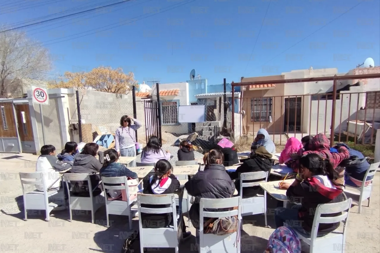 Toman alumnos clases en la calle; los sacaron de casa habilitada como escuela