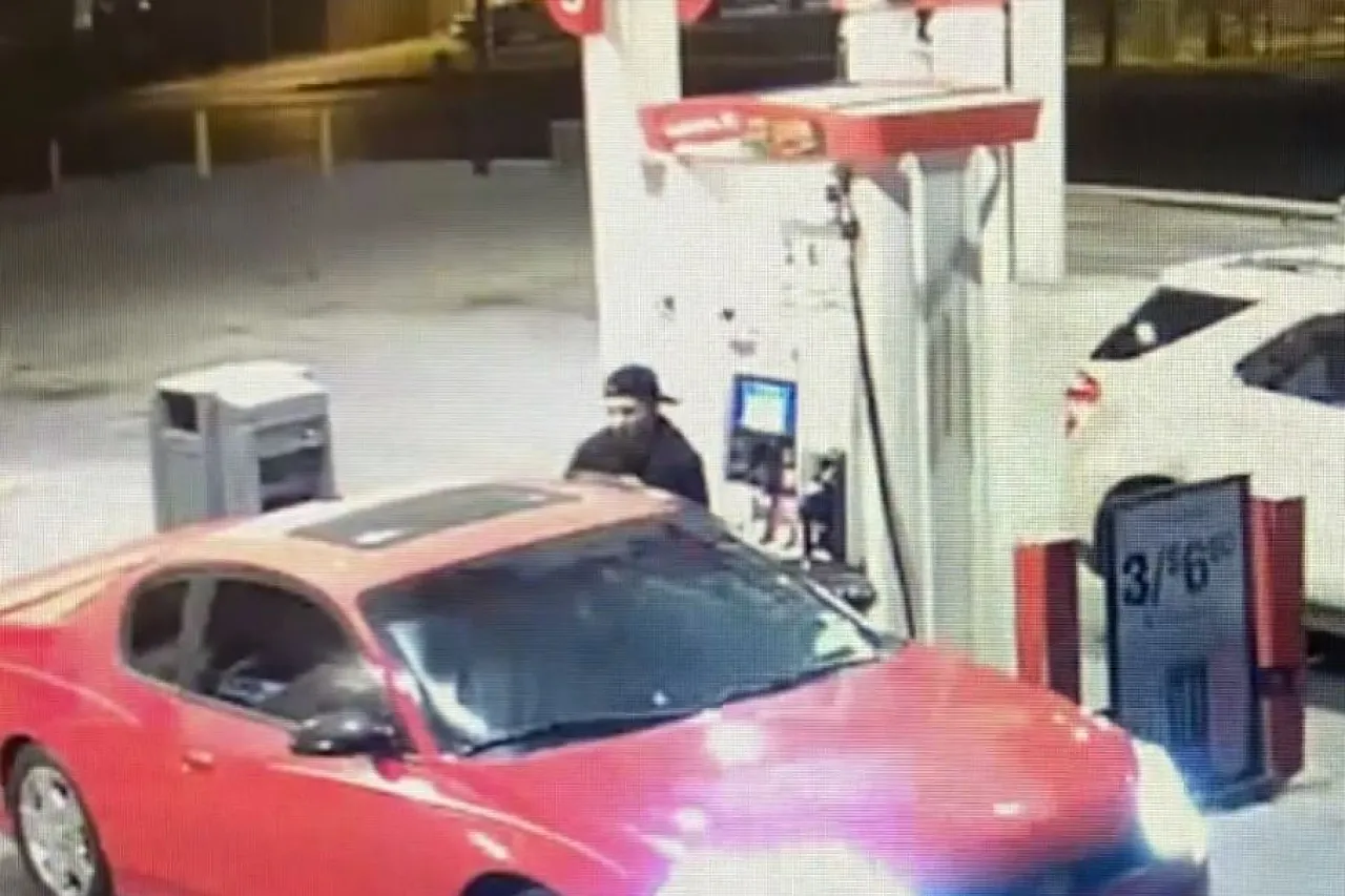Buscan a sospechosos de robar auto en gasolinera de El Paso