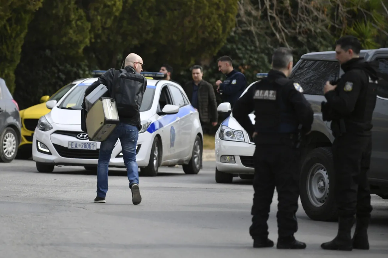 Hombre mata a 3 personas en compañía griega