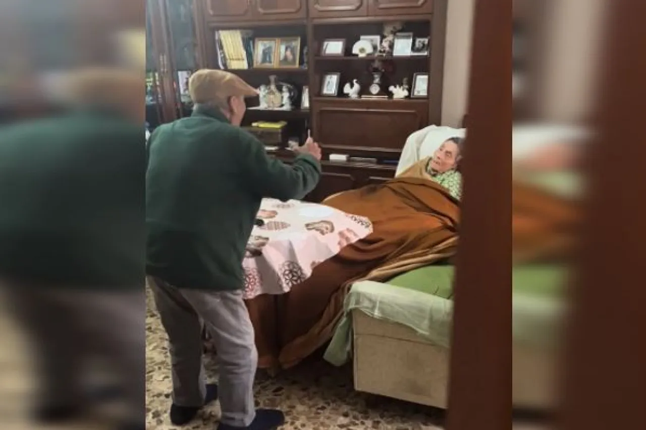 Abuelito le baila a su esposa con Alzheimer para animarla