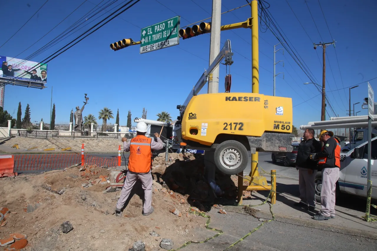 Anuncian cierre de carriles y suspensión de agua por obras en Juárez