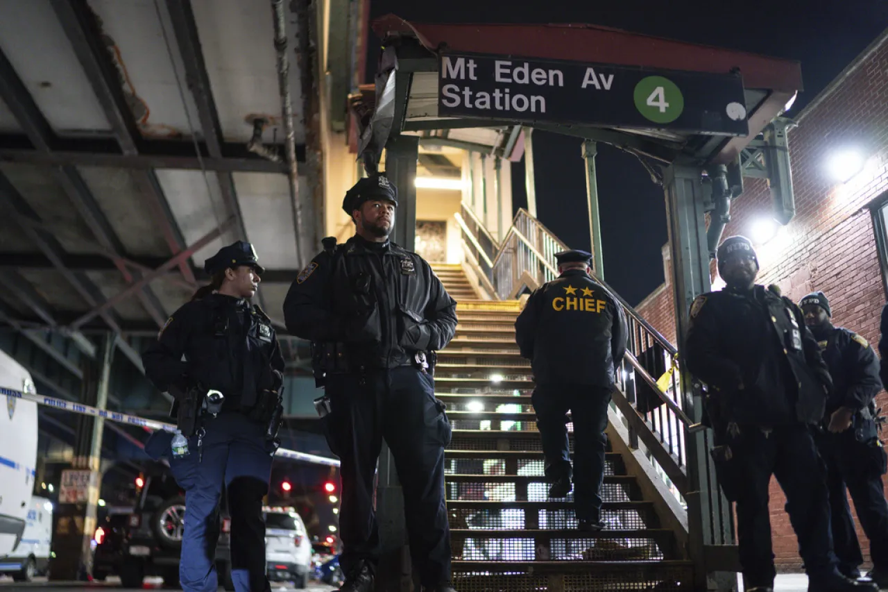 Agresor de Metro de NY sigue prófugo: Policía