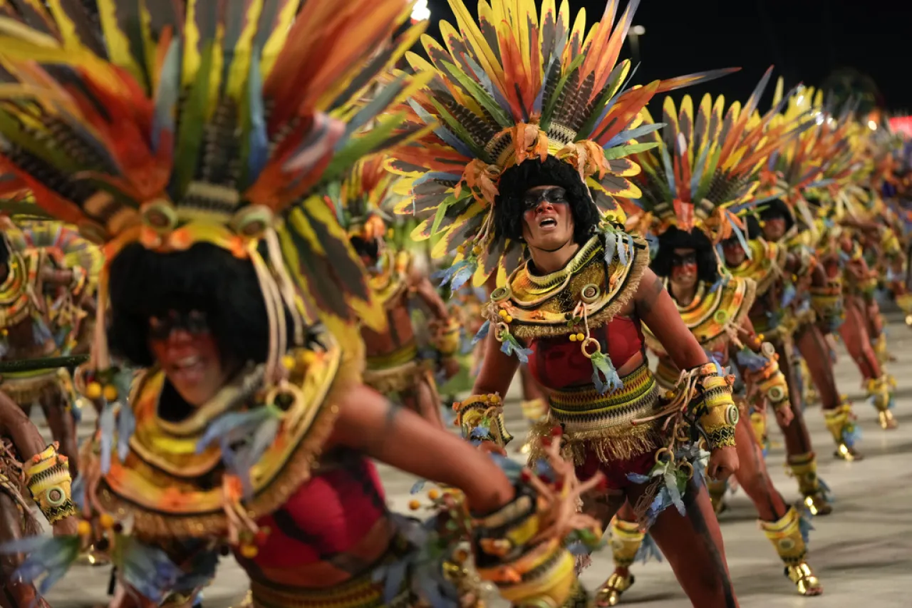 Desfile en carnaval de Río reclama un alto a la minería ilegal