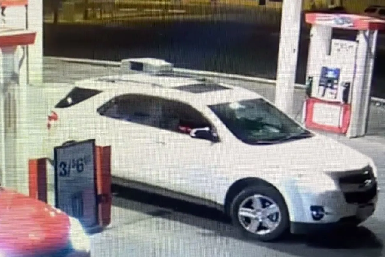 Buscan a sospechosos de robar auto en gasolinera de El Paso