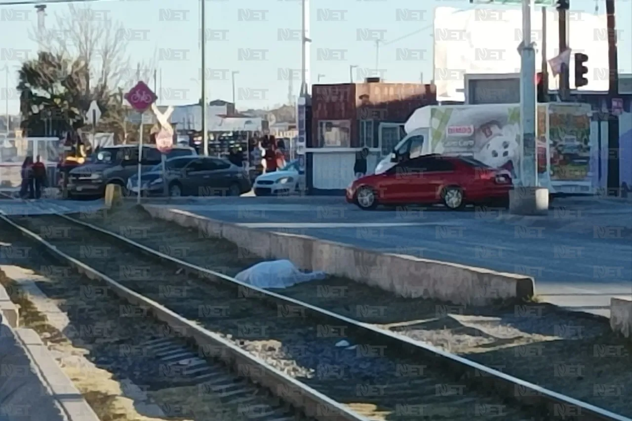 Muere hombre en la vía pública; queda a un costado de las vías del tren