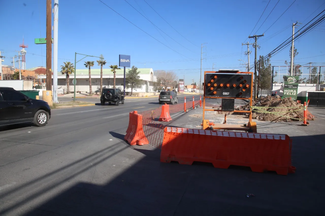 Anuncian cierre de carriles y suspensión de agua por obras en Juárez