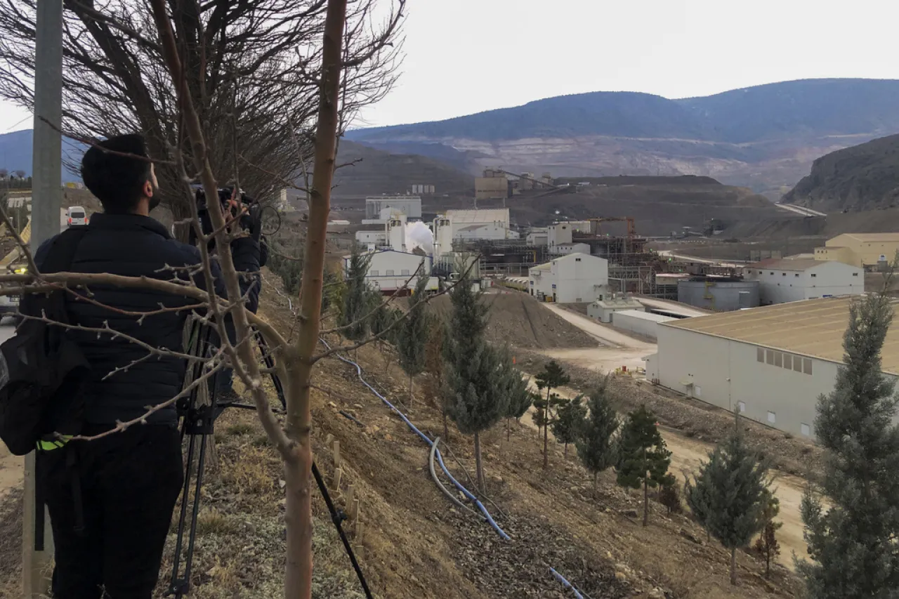 Turquía: Trabajadores de mina de oro quedan atrapados tras deslave
