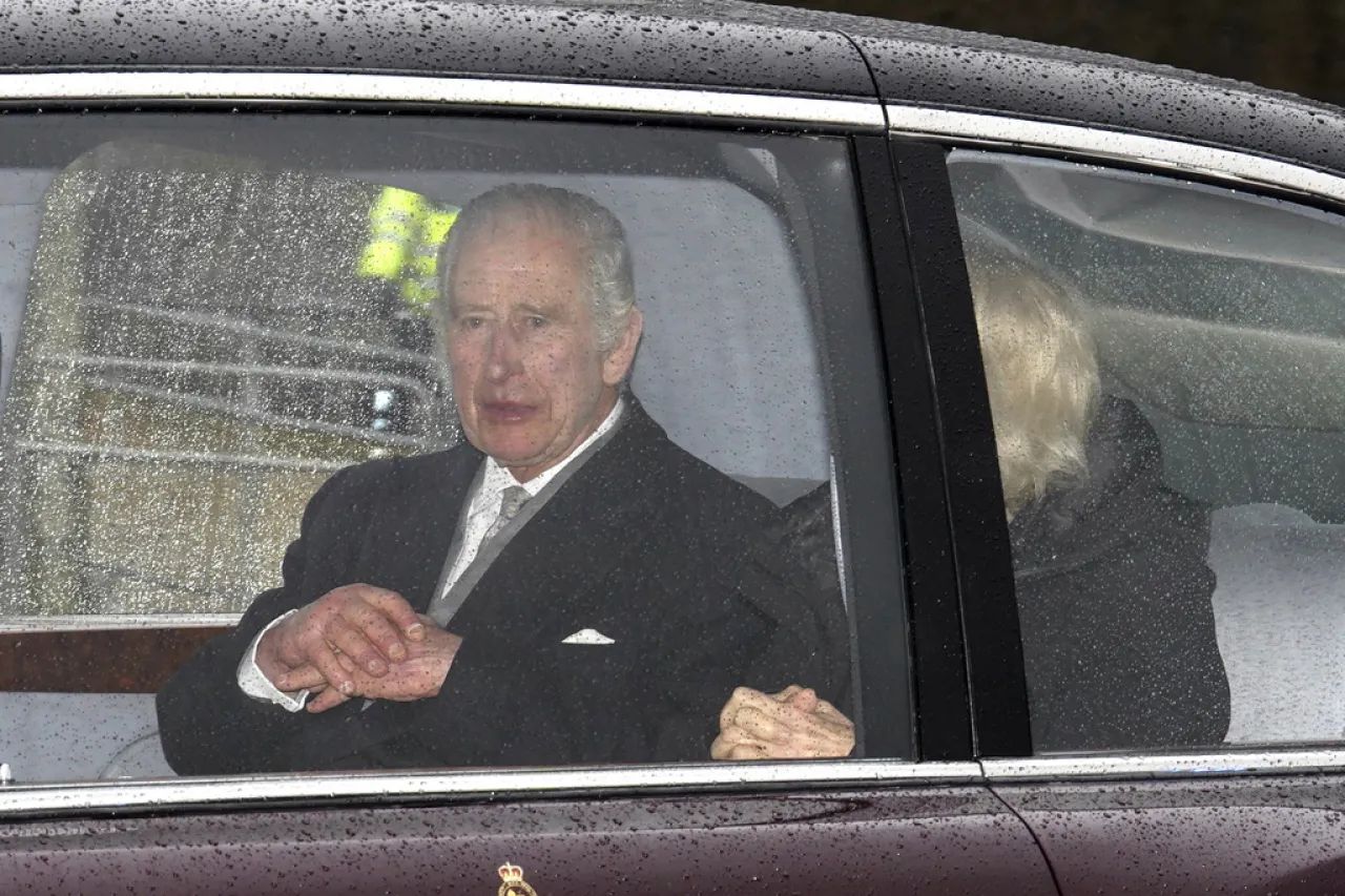 El rey Carlos III regresa a Londres