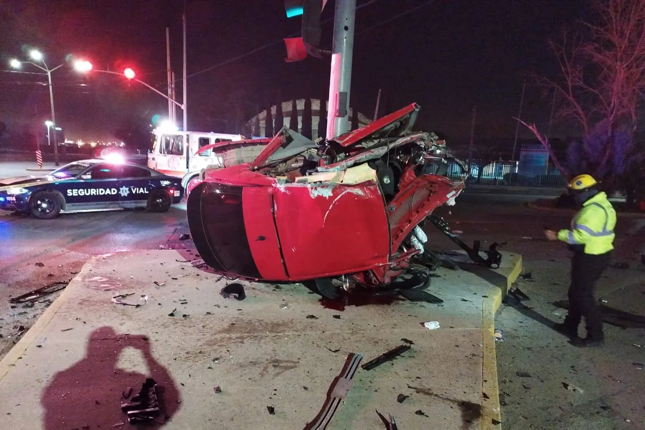 Juárez: Iba exceso de velocidad en su auto, vuelca y muere