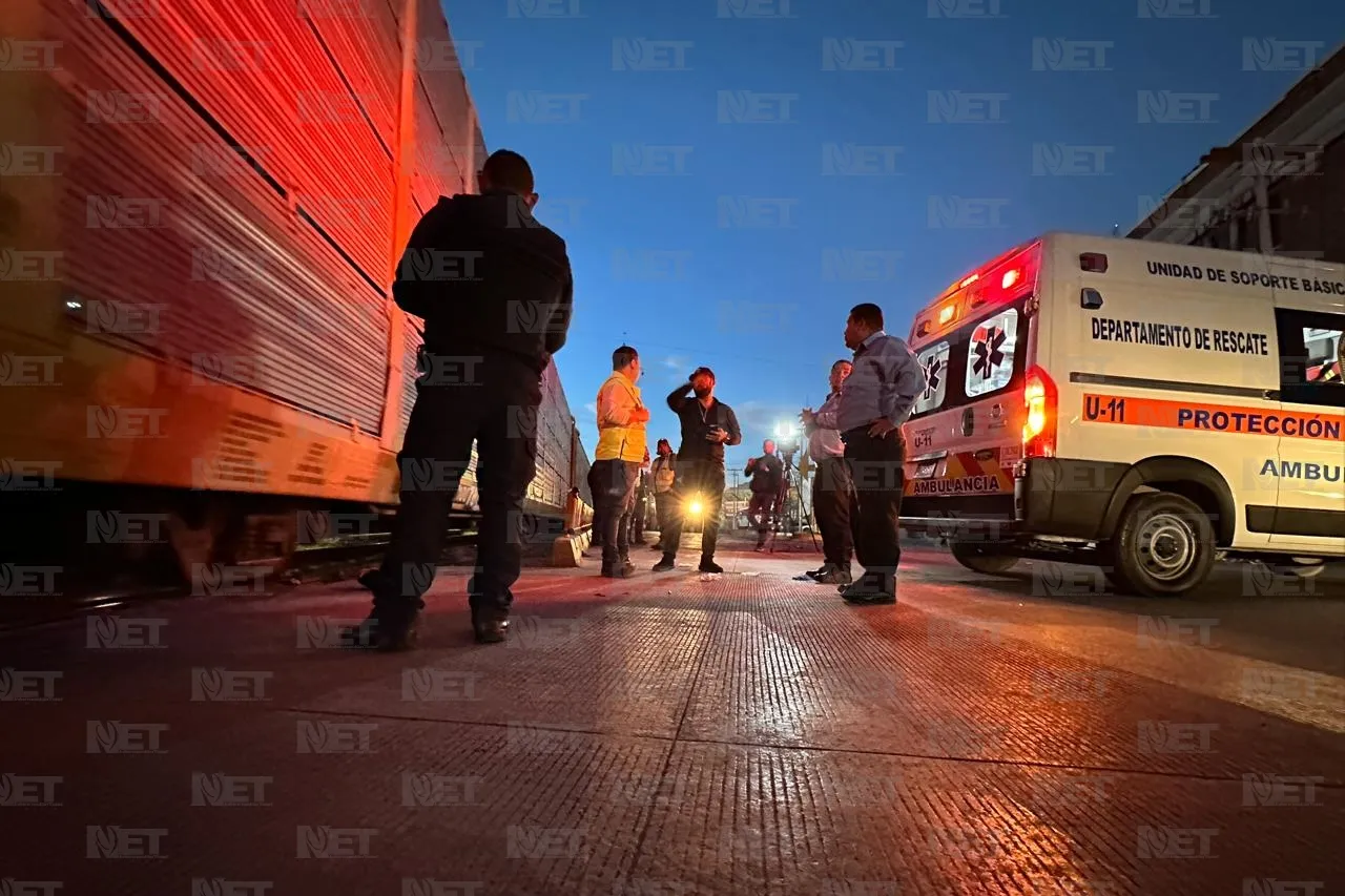 Intenta cruzar entre vagones y tren lo atropella en Ciudad Juárez