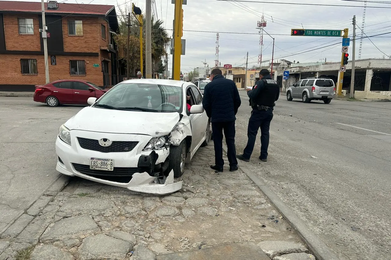 Juárez: Se pasa el rojo y provoca choque con vehículo
