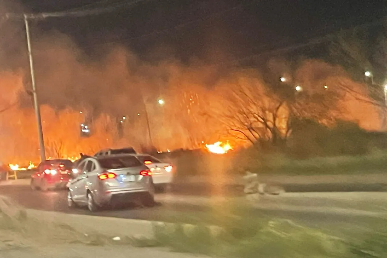 Amenaza incendio de maleza al motel La Cúpula