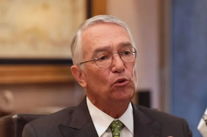 Salinas Pliego genera polémica al comentar posibilidad de abandonar el SAT