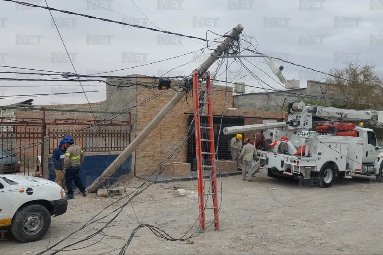 Vecinos se quedan sin luz tras caída de poste en Granjas de Chapultepec