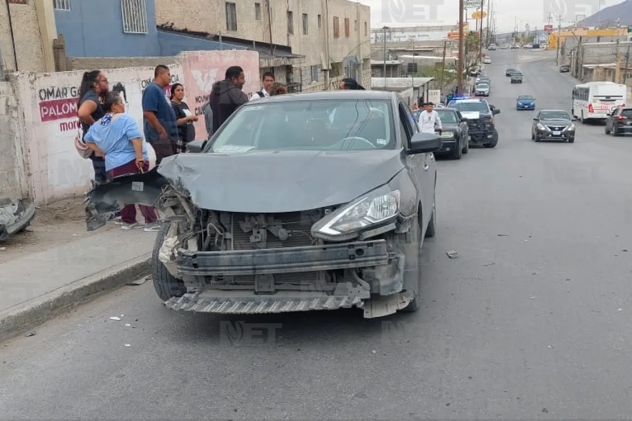 Por ver choque, impacta su auto contra otro en la avenida De los Aztecas