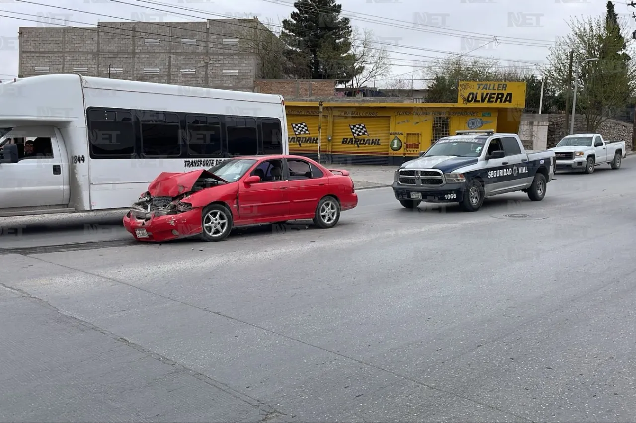 Por ver choque, impacta su auto contra otro en la avenida De los Aztecas