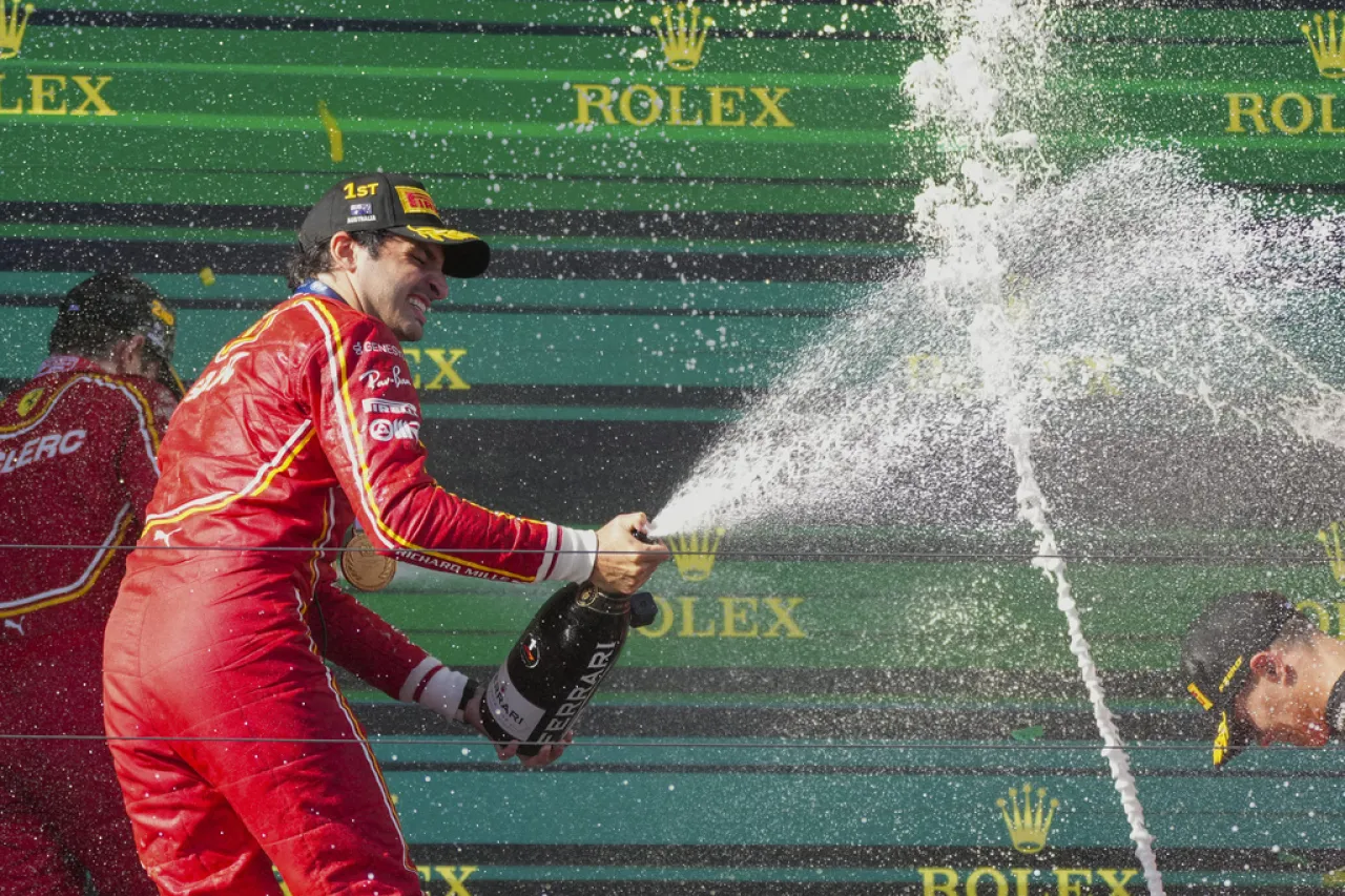 Sainz gana el GP de Australia tras el abandono de Verstappen