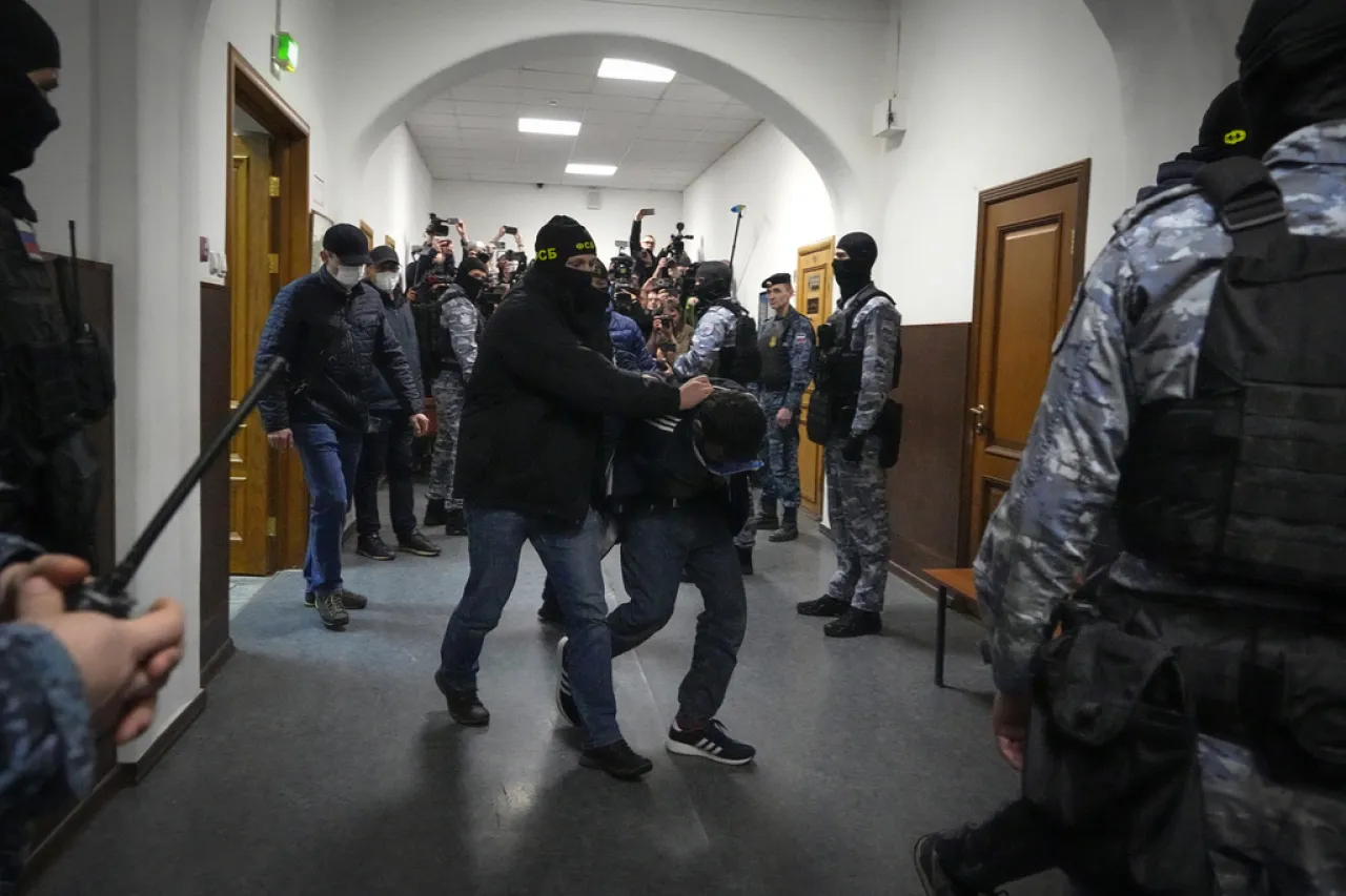 Llevan a tribunal a sospechosos de ataque en Rusia