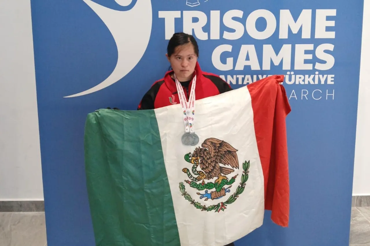 Gana 'La Sirenita de Juárez' dos medallas de plata en Turquía