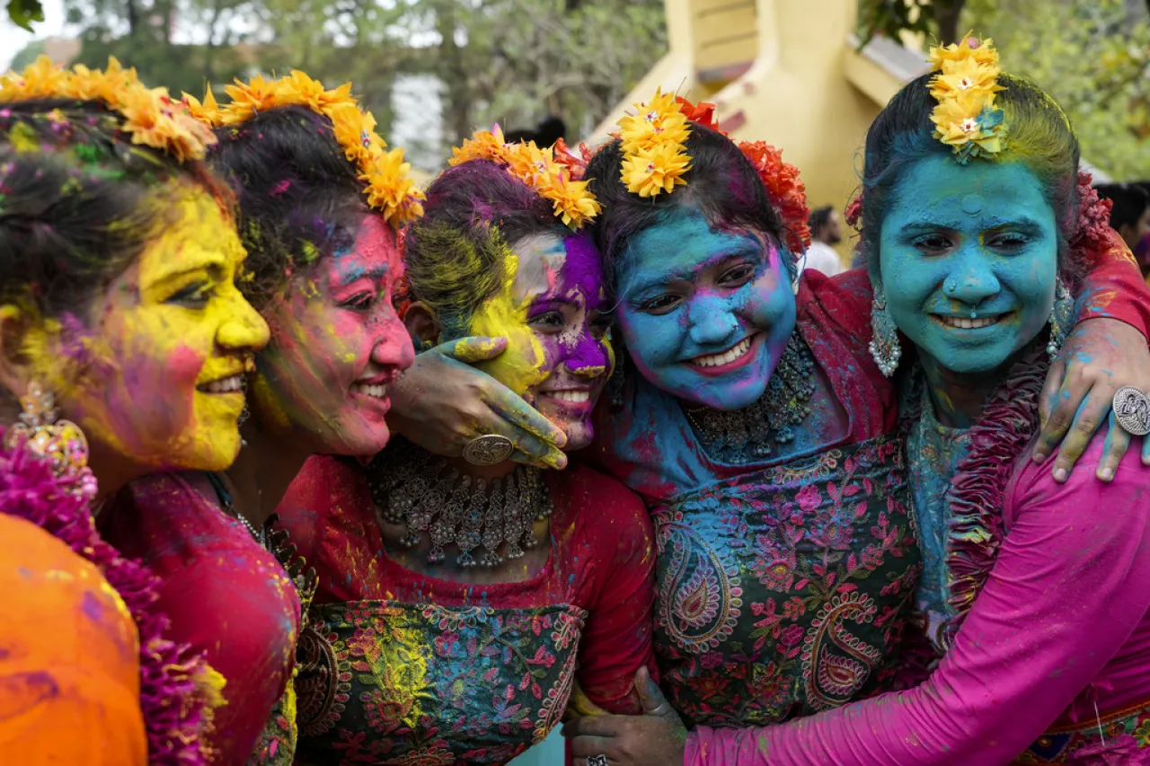 India celebra el Holi, el festival hindú de los colores