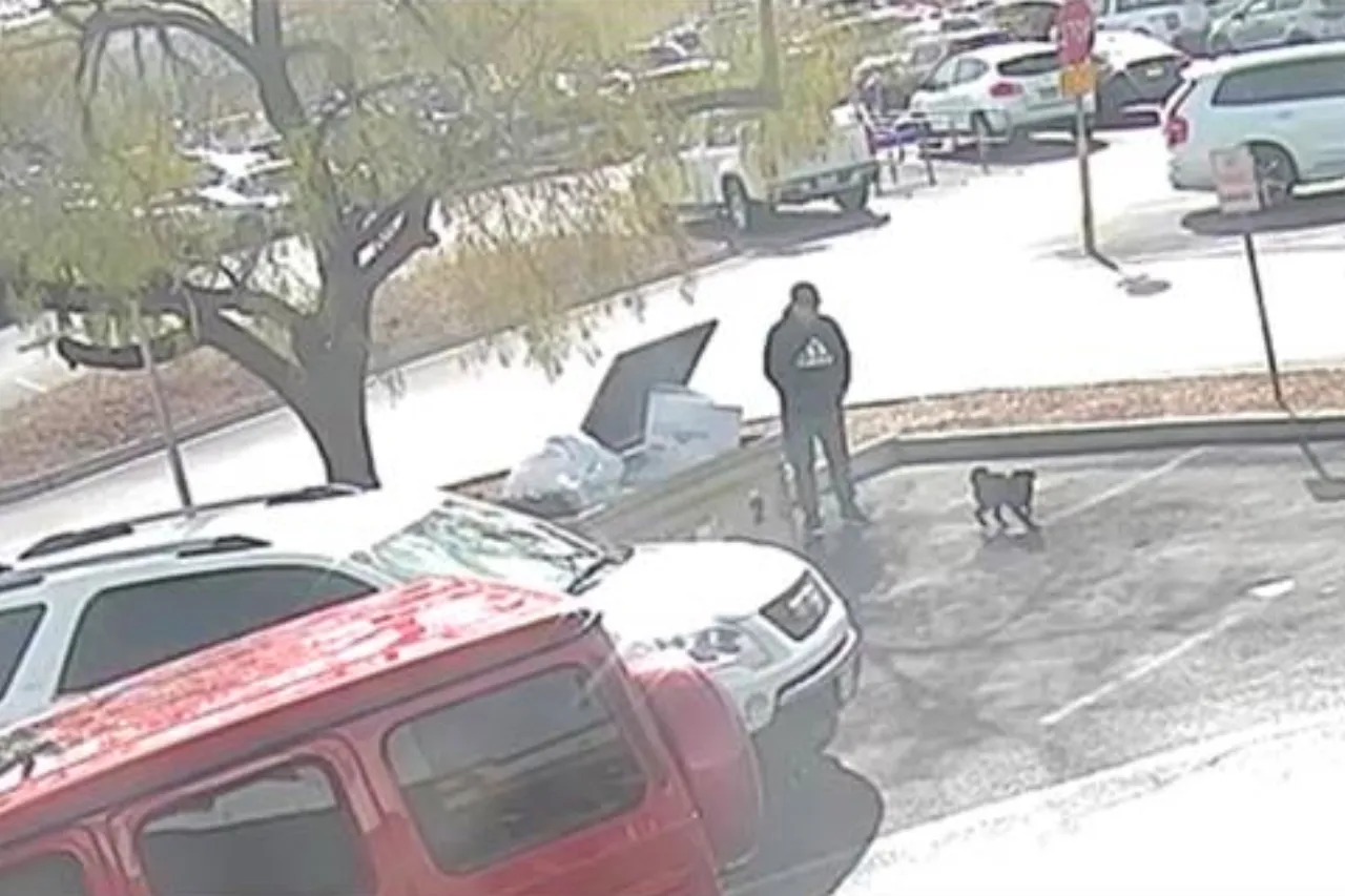 El Paso: Buscan a hombre por abandonar un perro en estacionamiento