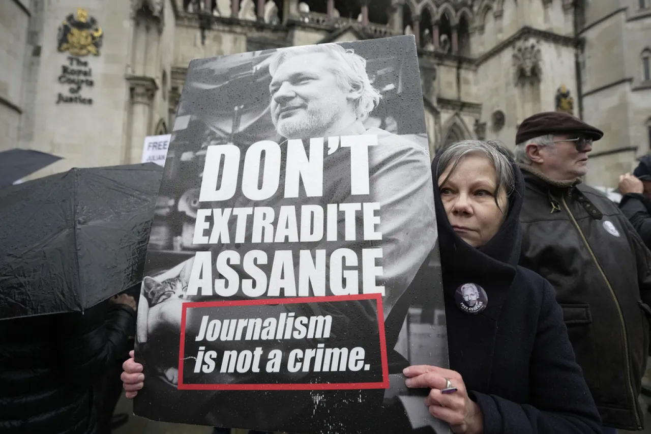 Corte en Londres analiza apelación de Assange para evitar extradición