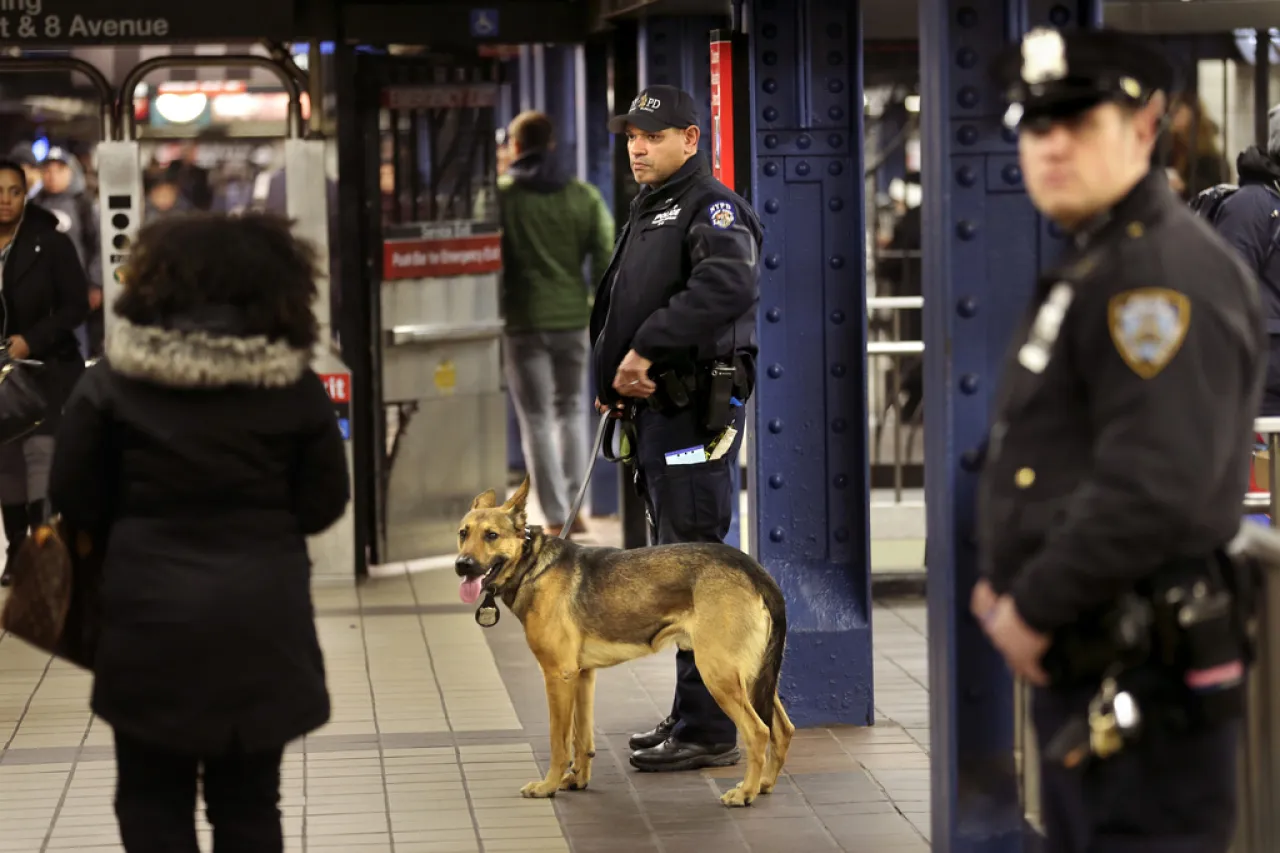 Muere una persona al ser empujada hacia las vías del metro de Nueva York
