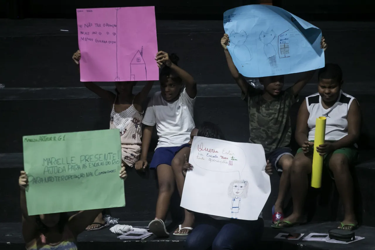Dibujos de niños reflejan la violencia en una favela de Río de Janeiro