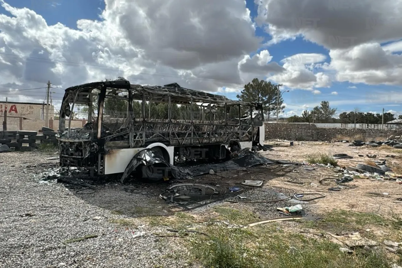 Se incendia camión de transporte de personal en Juárez