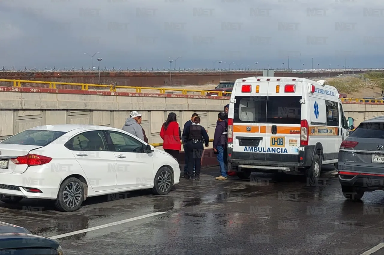 Auto queda atrapado tras choque con tráiler en puente de la Pérez-Serna