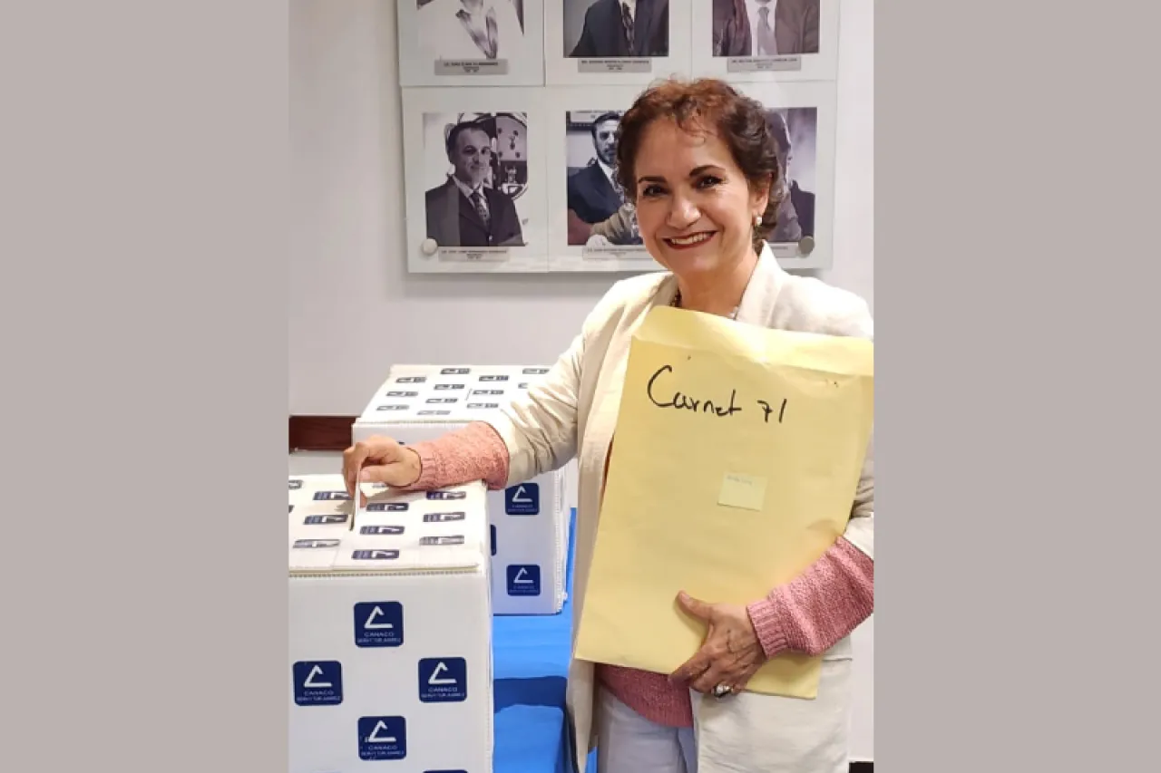 Llega Elizabeth Villalobos a votar y asegura que ganará presidencia de Canaco