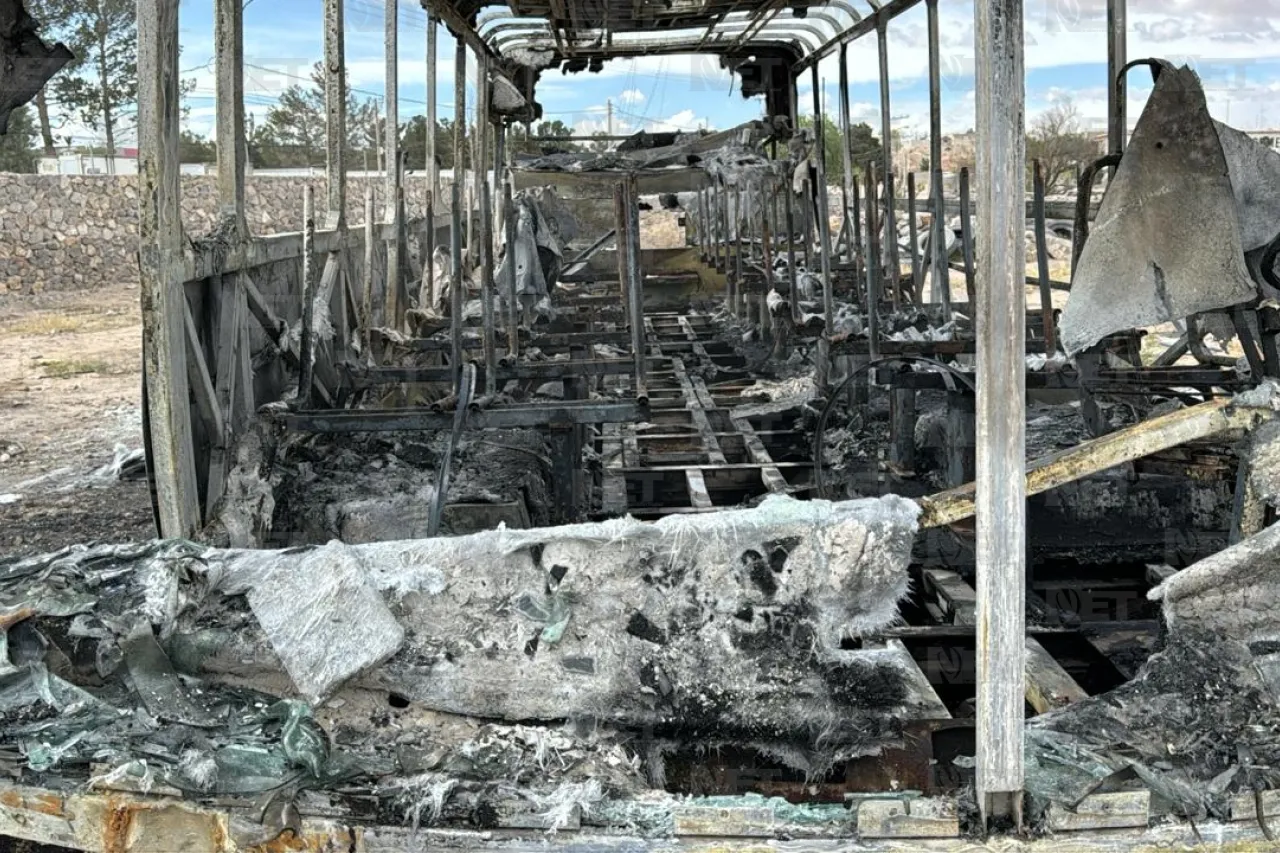 Se incendia camión de transporte de personal en Juárez