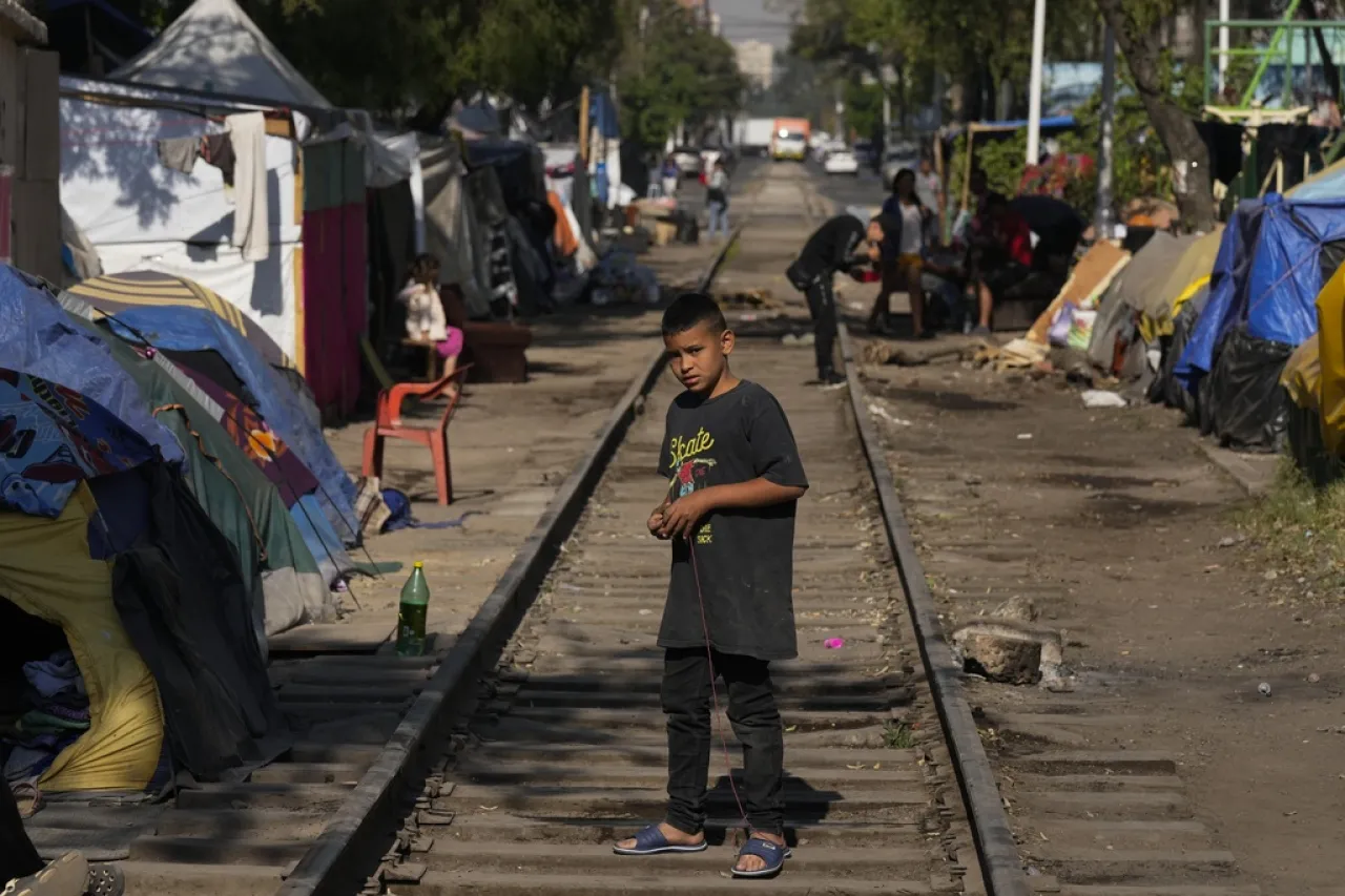 México afirma que flujo migratorio hacia EU descendió en marzo
