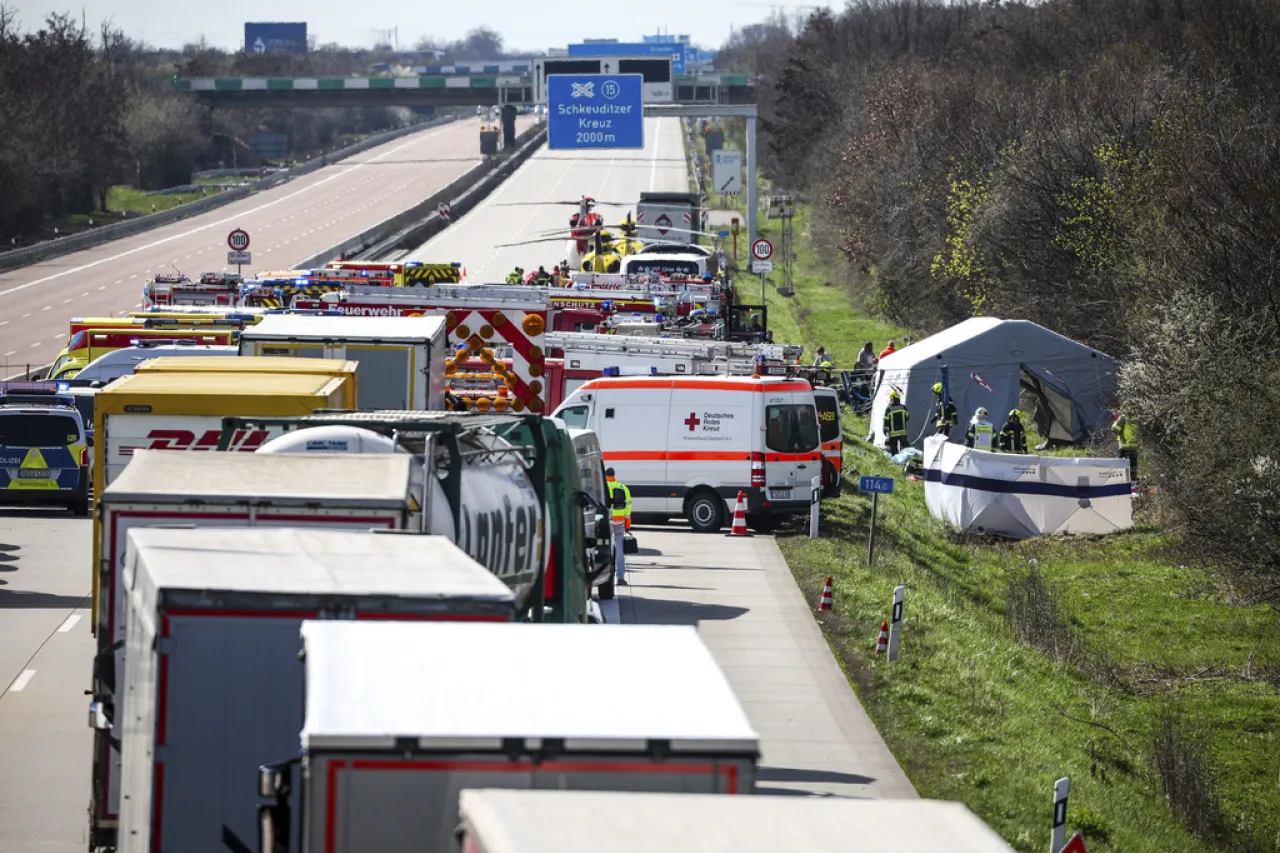 Autobús se sale de autopista en el este de Alemania; hay 5 muertos