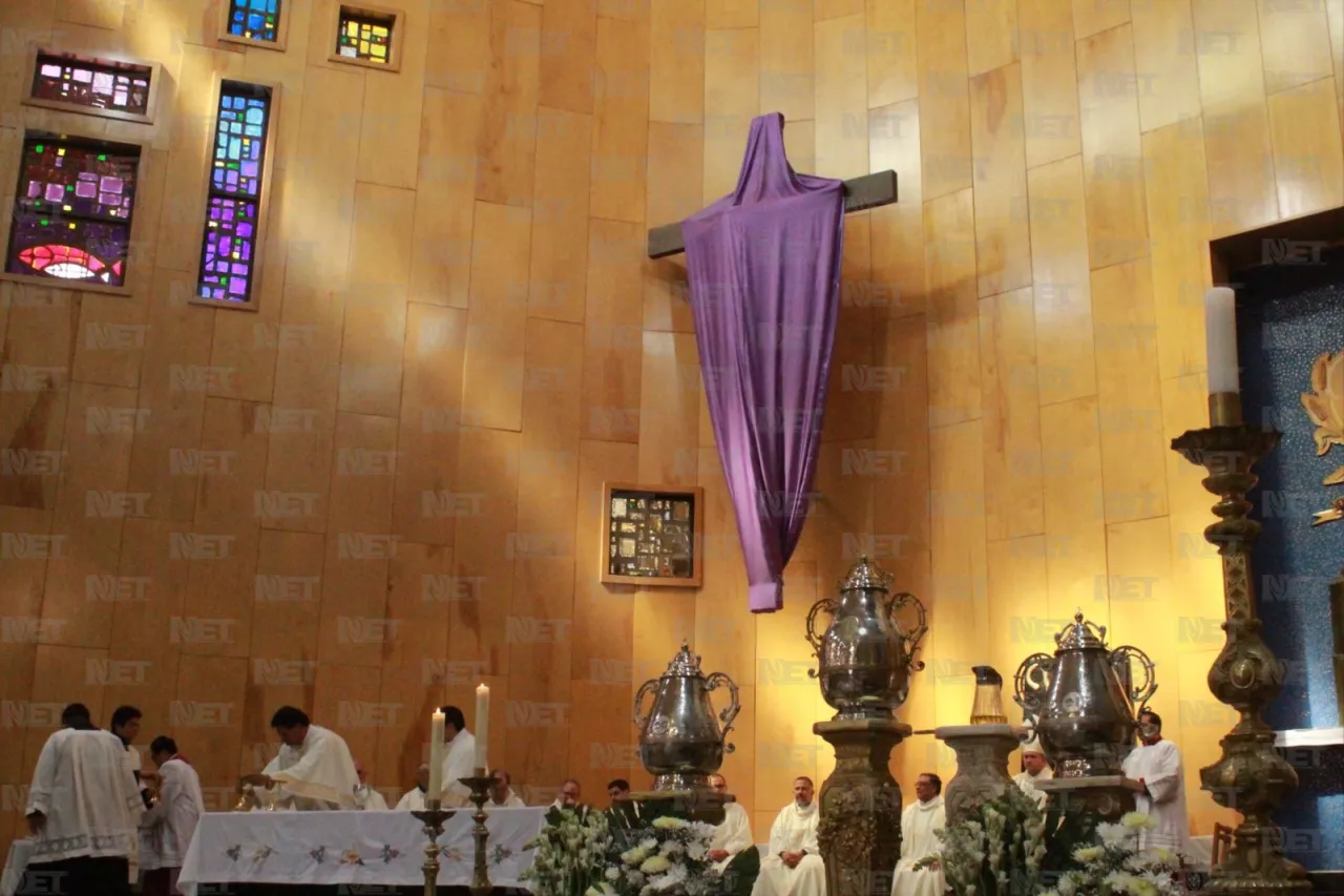 Celebran creyentes misa crismal en catedral de Ciudad Juárez