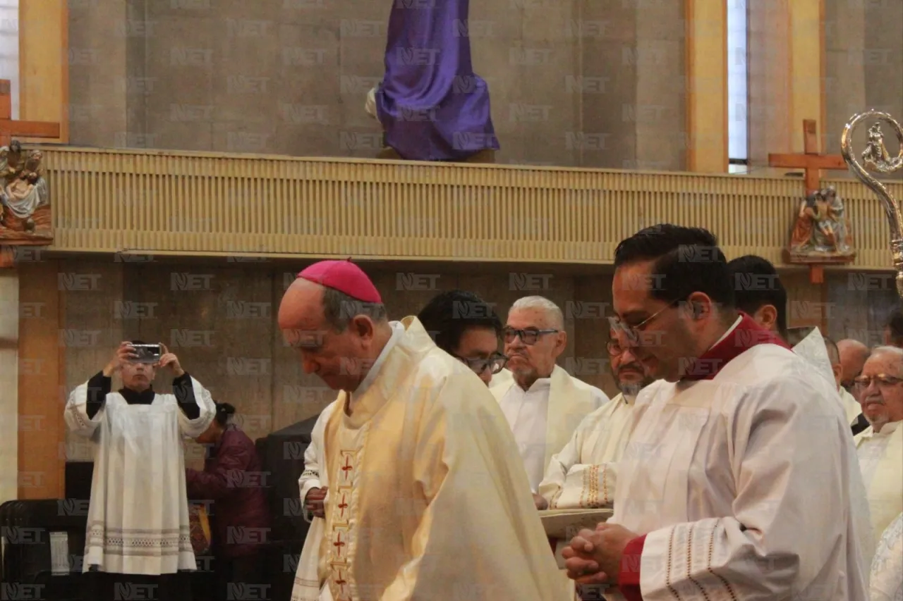 Celebran creyentes misa crismal en catedral de Ciudad Juárez