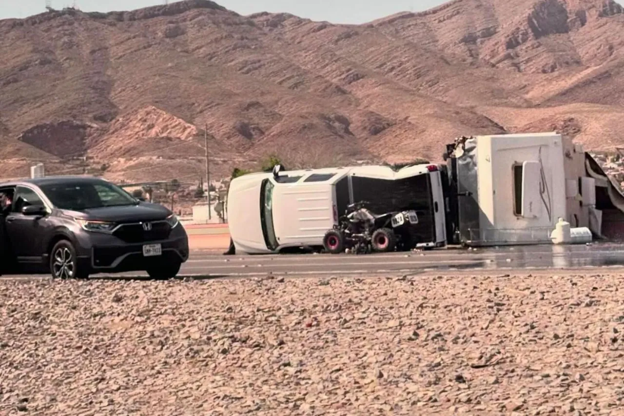 Video: Vuelcan camioneta y casa rodante en El Paso