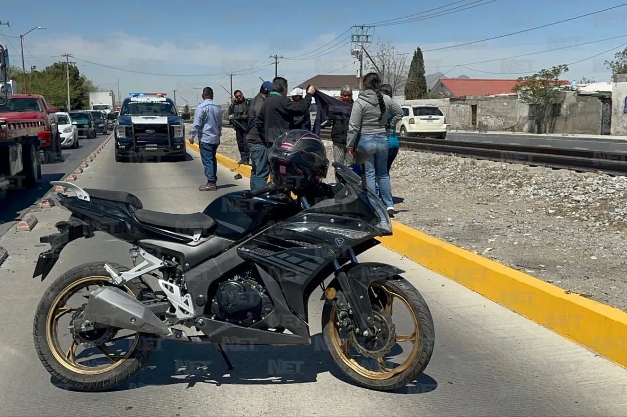 Trata motociclista de entrar al carril confinado y se accidenta
