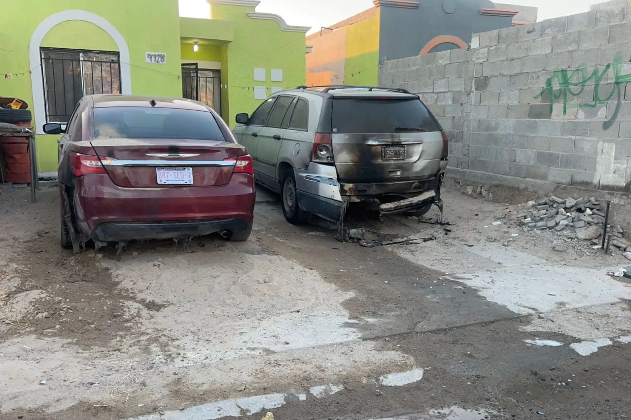 Incendian vehículos en el patio de una casa en Ciudad Juárez