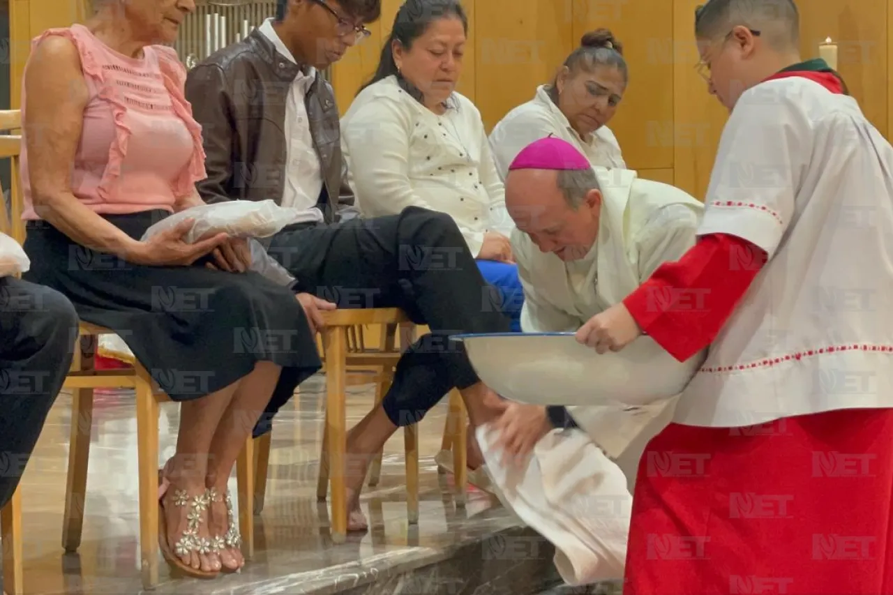 En signo de humildad y remembranza de Cristo, Obispo lava pies de creyentes
