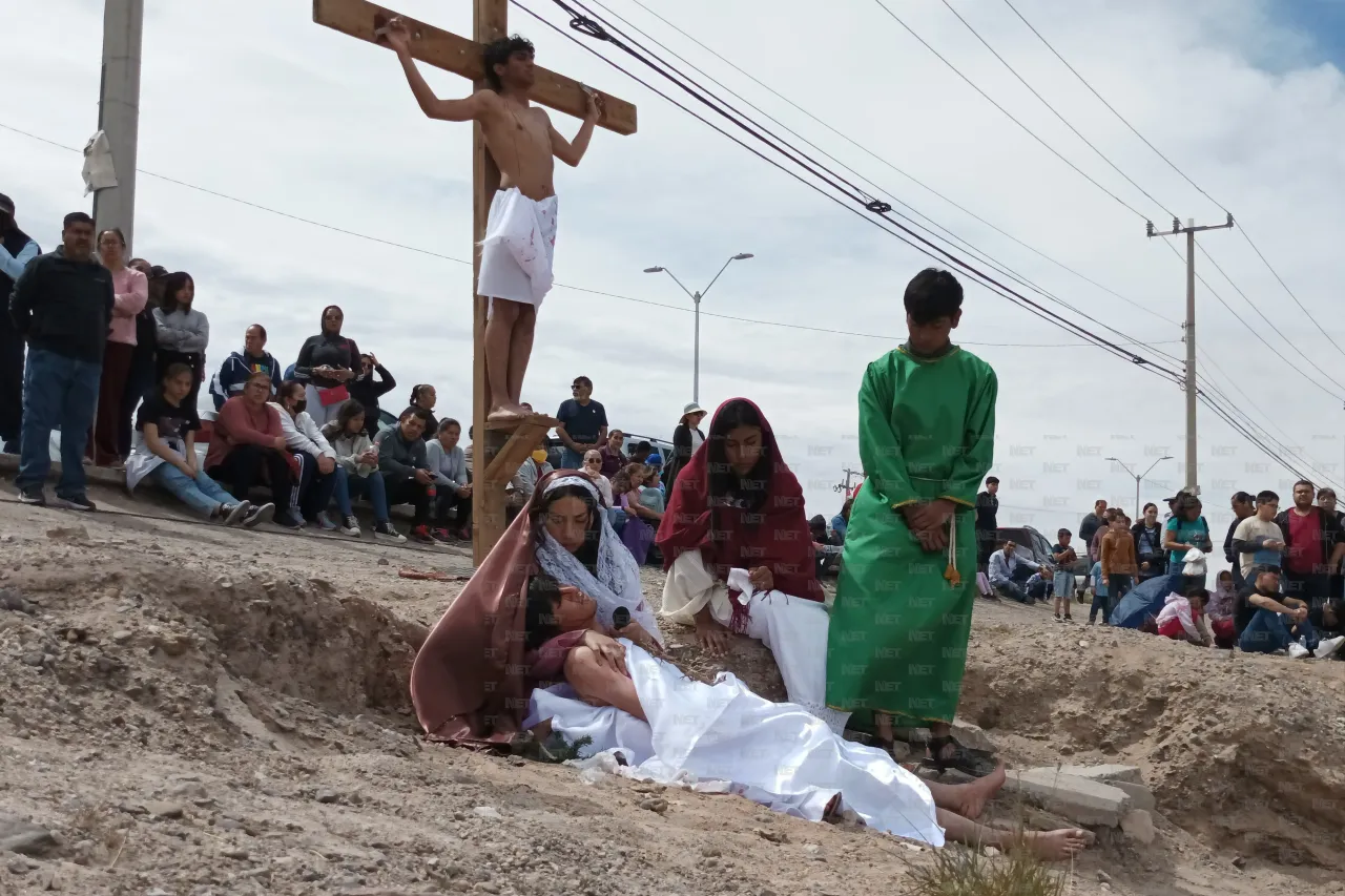 Crucifican al nazareno en Las Torres